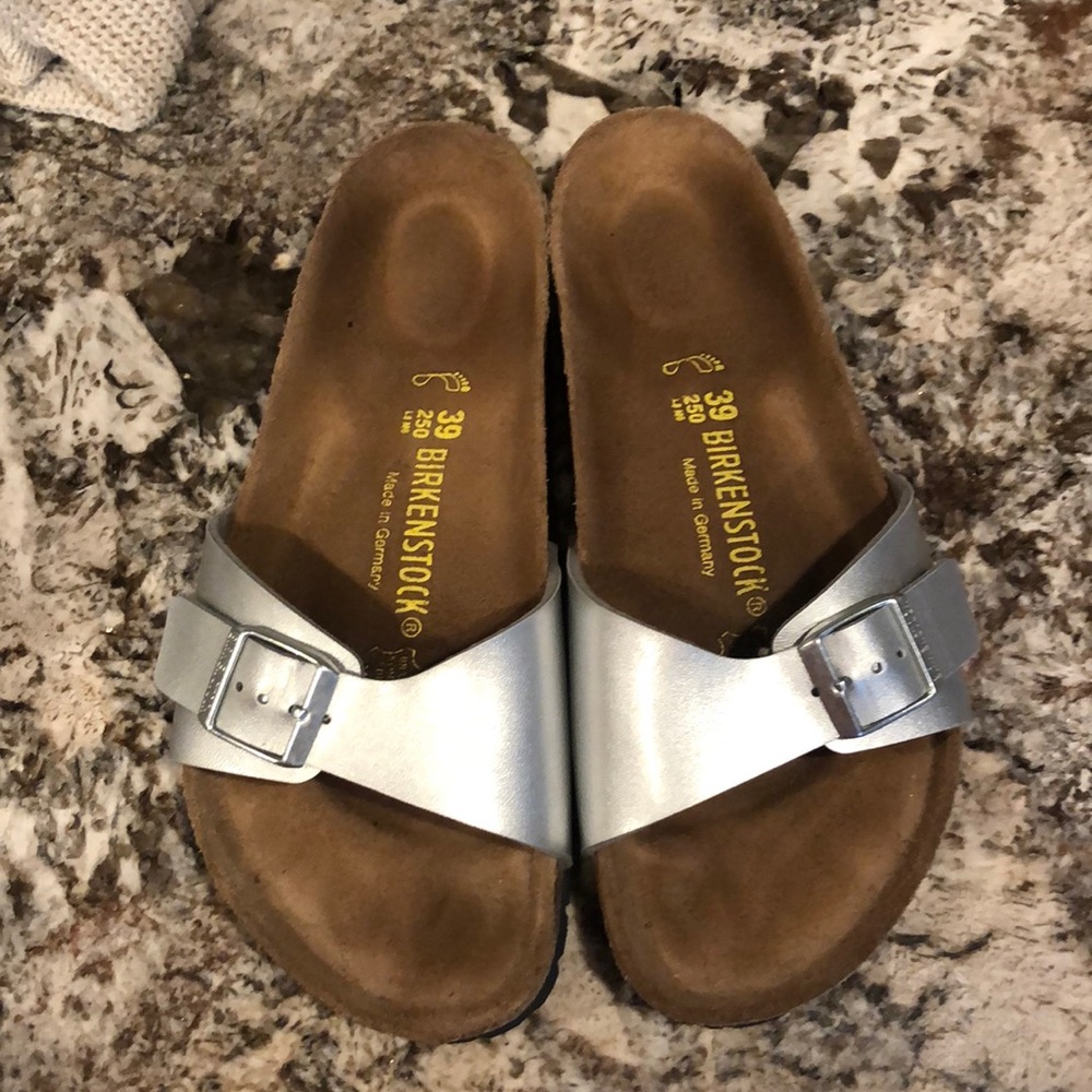 EUC Birkenstocks sz 39 silver metallic